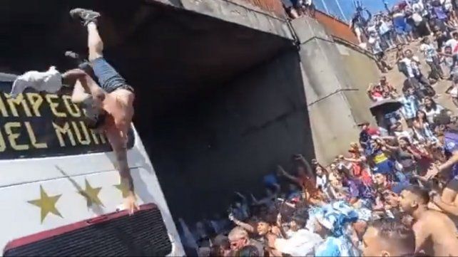 Dos hinchas saltaron desde un puente al micro de la Selección Argentina