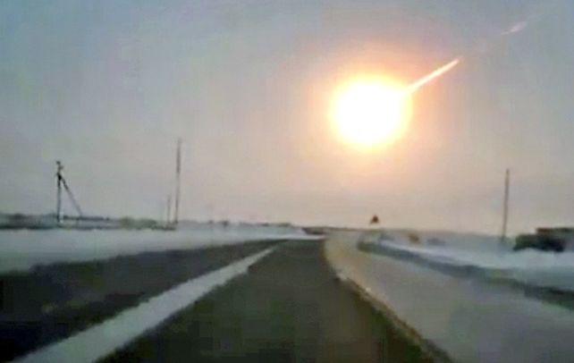 La imagen provista por el municipio de Cheliabinsk muestra el momento en que el meteorito cruza el cielo y se desintegra.