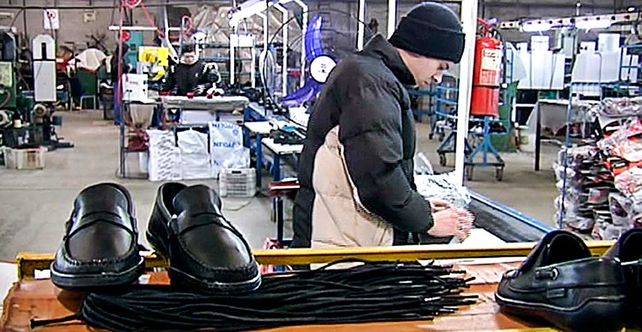 La industria volvió a caer en julio y el 24% de las empresas ya prevé despidos