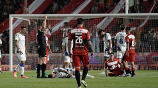 Franco Ibarra en el piso. Cometió una falta en la puerta del área de Central y debió salir con la rodilla lastimada.