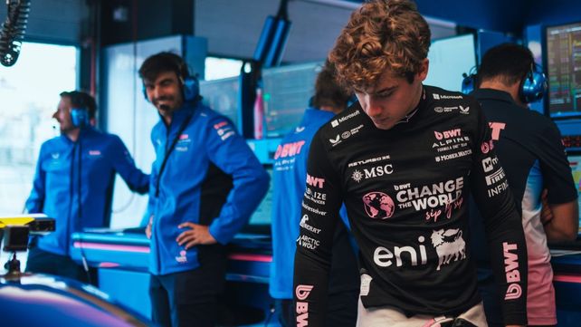 Franco Colapinto en el box de Alpine.