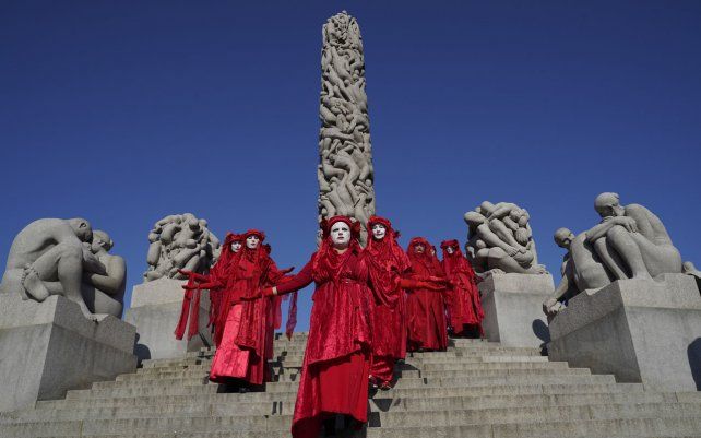 Miembros de la organización Rebelión Nórdica, se reúnen en Vigeland Park, Oslo, el lunes 23 de agosto de 2021, durante una manifestación contra la extracción de petróleo en Noruega.