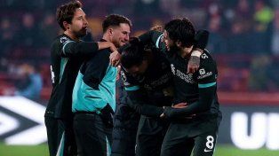 El Liverpool le ganó en el final al Brentford y se afirmó en la cima de la Premier League