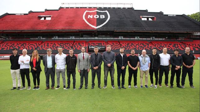 Todos los integrantes de la nueva comisión directiva de Newell’s, el día de la asunción en el césped del Coloso: Agustín Baclini, Pablo Cerra, Valeria March, Javier Rebori, Leonel Larrauri, Juan Costa, Hernán Botta, Ignacio Boero, Juan Manuel Medina, Camilo Cristiá, Román Guajardo, Carlos Altieri, Maximiliano Barrionuevo, Rubén Failá, Santiago Daulon y Damián Ruggiero. 