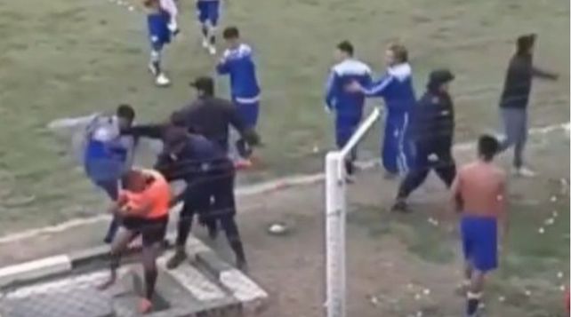 Violencia en fútbol: brutal agresión a un árbitro en Salta