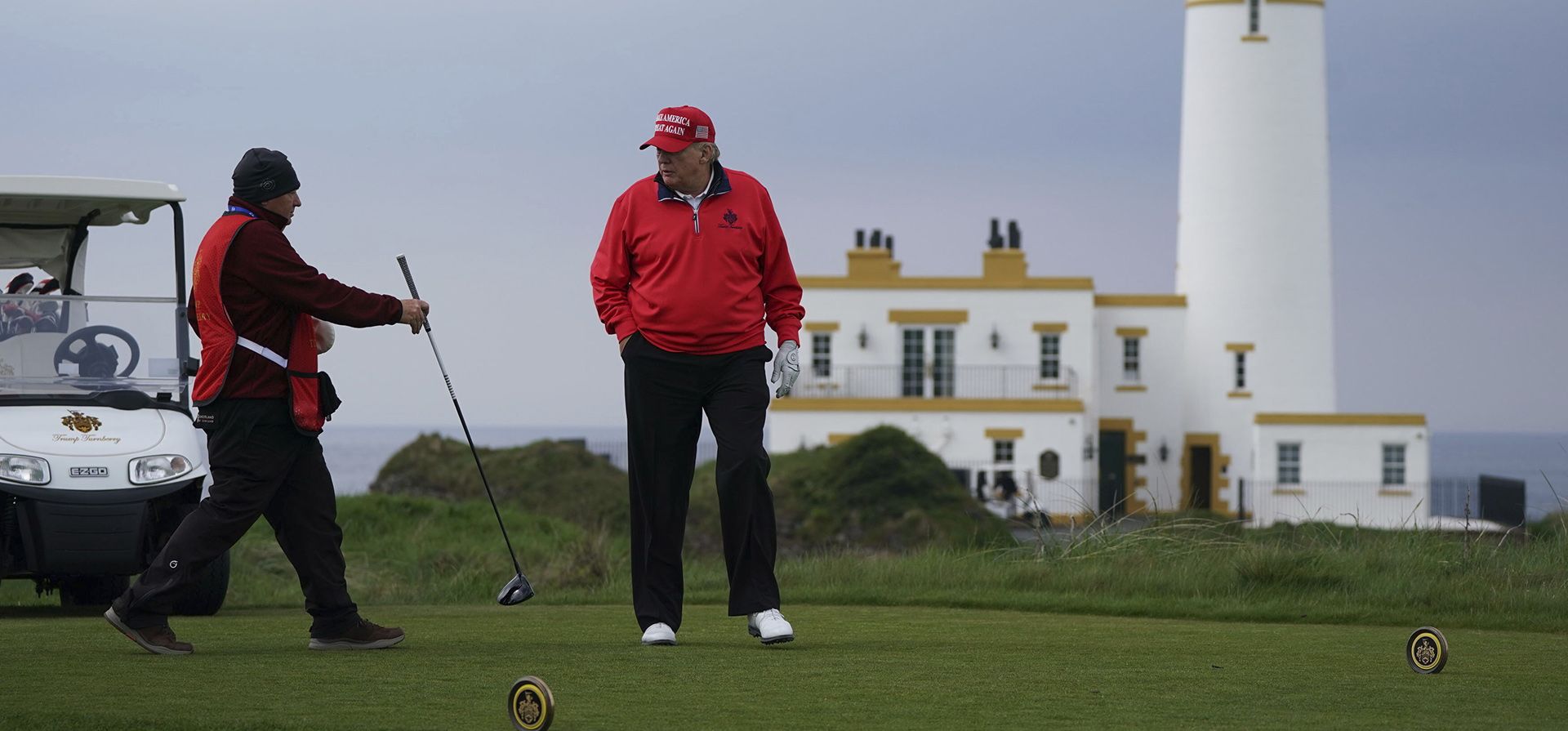 El expresidente estadounidense Donald Trump juega golf en su campo Trump Turnberry, durante su visita al Reino Unido, en Turnberry, South Ayrshire, Escocia, el miércoles 3 de mayo de 2023. (Andrew Milligan/PA vía AP)