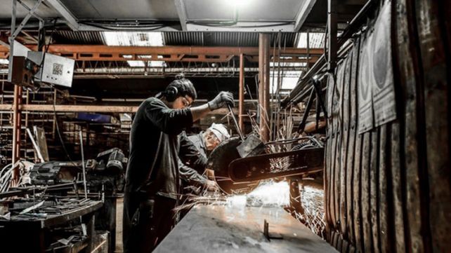 La caída de la producción industrial y del empleo registrado es una de las características del actual modelo económico.