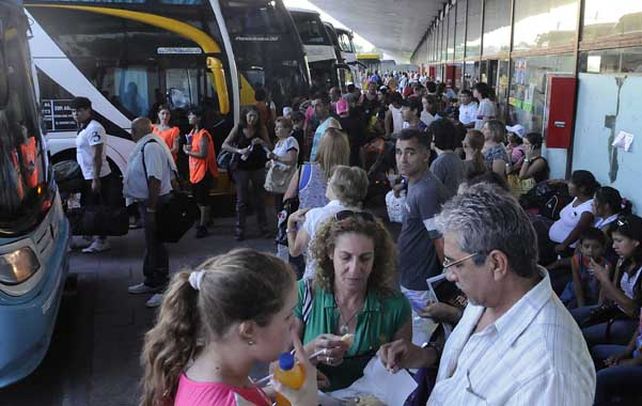 Regreso a los andenes. Una imagen que desde hoy se repetirá en las terminales de colectivos de todo el país. Final de un conflicto extenso