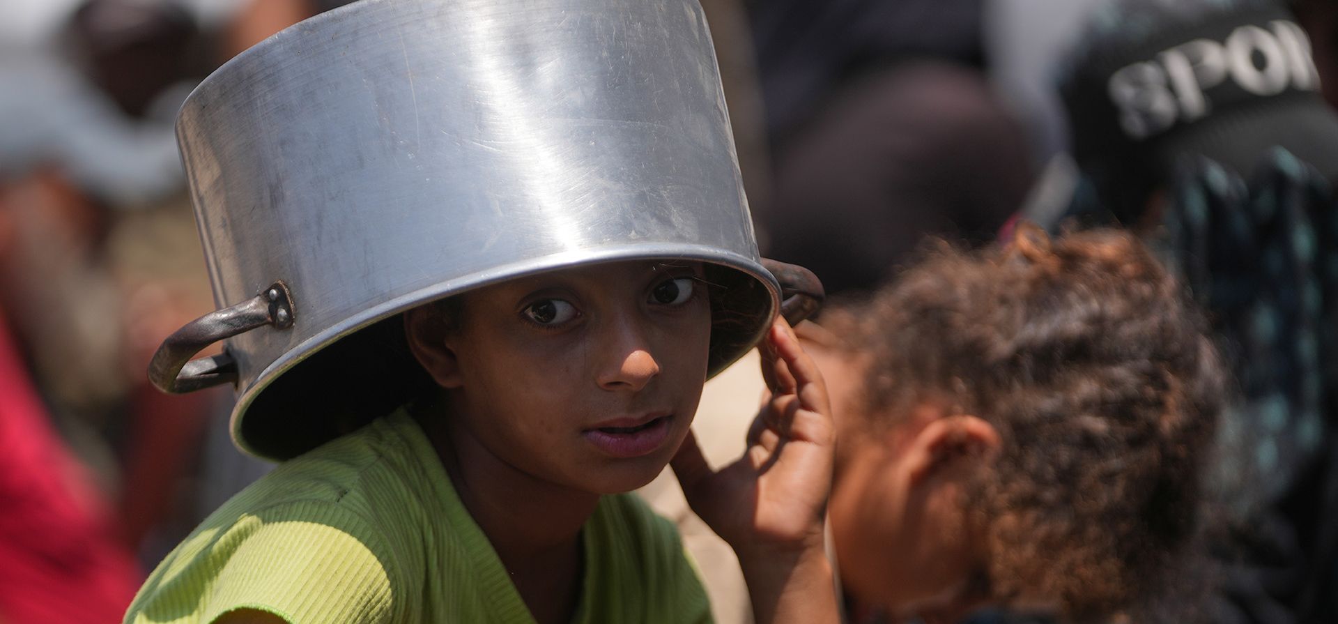 Una niña palestina desplazada espera para recibir alimentos donados en un comedor comunitario en Khan Younis, al sur de la Franja de Gaza, el jueves 23 de julio de 2026. (Foto AP/Abdel Kareem Hana) Una niña palestina desplazada espera para recibir alimentos donados en un comedor comunitario en Khan Younis, al sur de la Franja de Gaza, el jueves 23 de julio de 2026. (Foto AP/Abdel Kareem Hana)