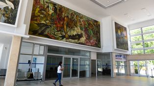 Imponente. El mural del Pintor de las Islas, Raúl Domínguez, recibe a los visitantes de la Terminal La Fluvial