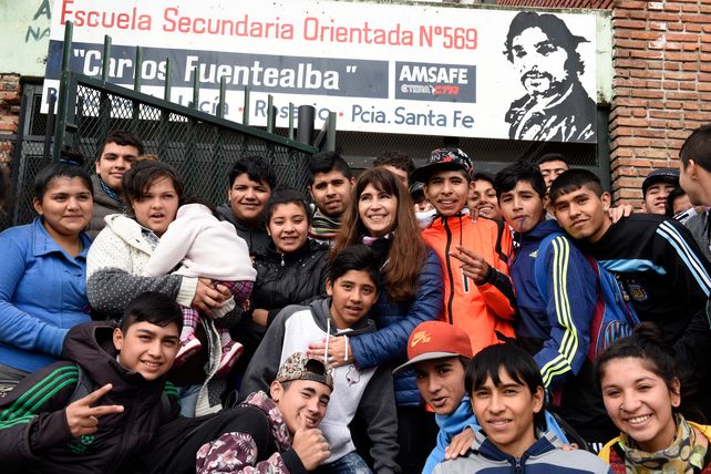 Sandra Rodríguez rodeada por los chicos y chicas de la Escuela Secundaria Carlos Fuentealba.