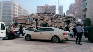 Turquía: impactantes imágenes del colapso de edificios por el terremoto y tsunami
