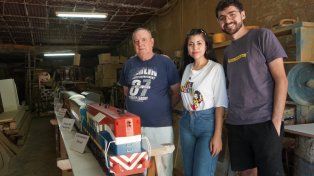 El último tren: fabrica vagones en miniatura para mantener vivo el legado ferroviario de su pueblo
