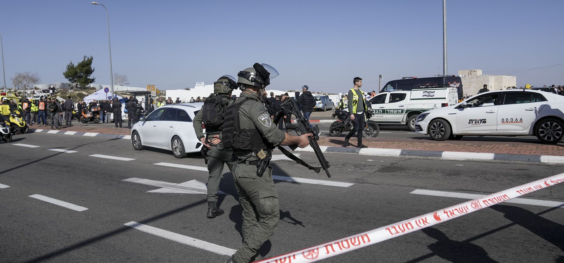 La policía israelí asegura el sitio de un ataque de atropello con automóvil en una parada de autobús en Ramot, un asentamiento judío en el este de Jerusalén, el viernes 10 de febrero de 2023. Un presunto agresor embistió con su automóvil a varios peatones en el este de Jerusalén el viernes. (AP Photo/Mahmoud Illean)