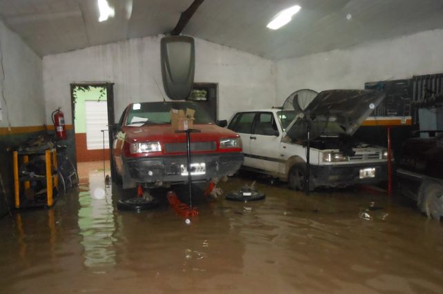 Así quedaron algunos locales comerciales tras el temporal del martes.