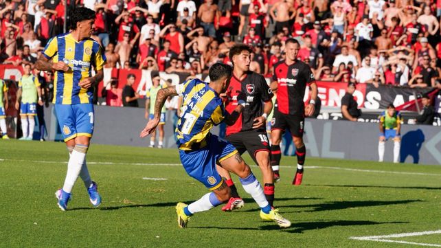 El zurdazo de Ángel Di María va camino a la red y es el 1 a 0 de Central sobre Newells en el clásico.