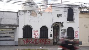 La casa en donde se alojaba a niños en situación de vulnerabilidad fue escrachada por los vecinos de la zona.