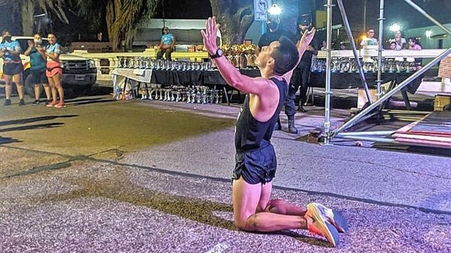 Julián Molina festeja en la llegada su nuevo triunfo en Concordia.