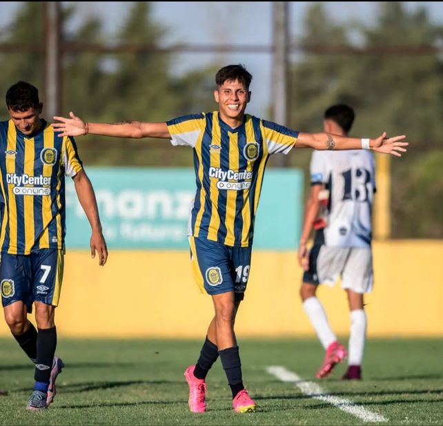 Thiago Ponce es un futbolista que está siempre atento dentro del área. Lequi ya lo dirigió en reserva.