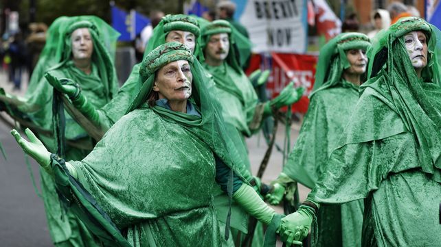 Manifestantes en Londres piden acciones urgentes para contrarrestar el calentamiento global