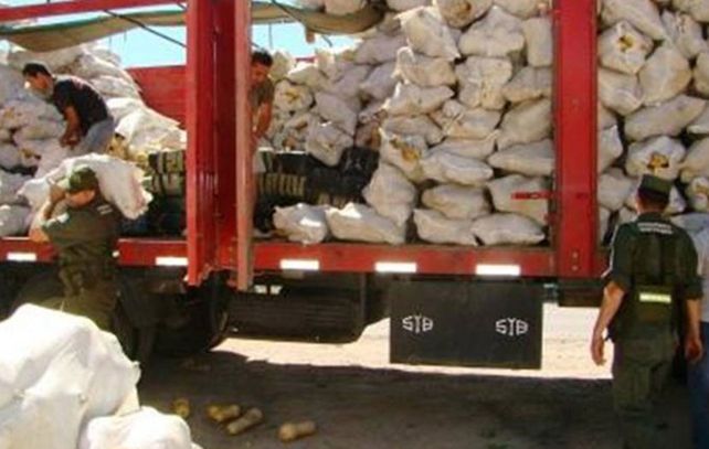 Efectivos de Gendarmería bajan la mercadería del camión.
