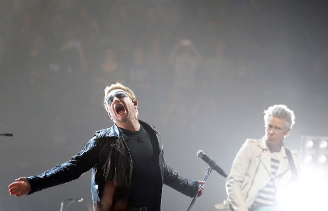 Bono y el bajista Adam Clayton en el escenario de París.