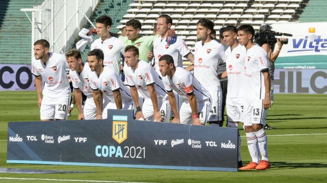 Arriba: Manuel Capasso (6)