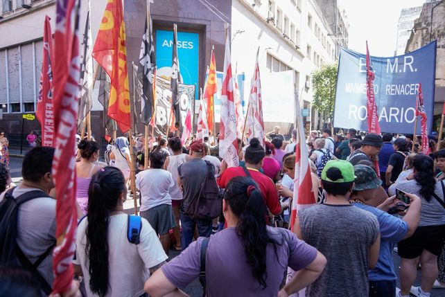 Organizaciones sociales realizaron un corte frente a la Ansés por la eliminación del plan Volver al Trabajo.