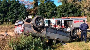 Una camioneta que circulaba por un camino vecinal de Gualeguay, volcó y dos mujeres fueron hospitalizadas.
