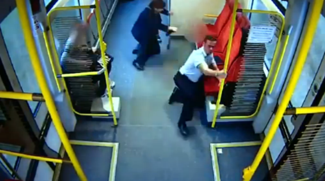El conductor de un tren evitó una tragedia avisando a los pasajeros de un inminente choque.&nbsp;