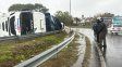 Paraná: un camión volcó en el Acceso Norte bajo una lluvia torrencial