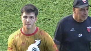 El arquero de Colón, Joaquín Enrico, se cruzó con los hinchas de Unión al abandonar el 15 de Abril.