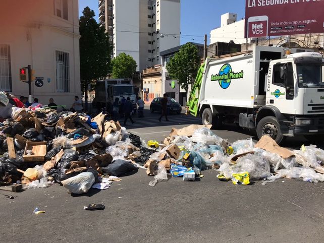 Una protesta de recolectores de residuos genera un basural en Lagos y Pellegrini