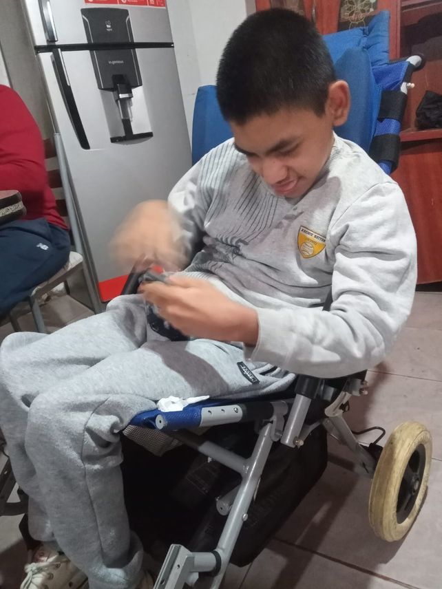 Piden ayuda para un chico con parálisis cerebral que debe afrontar millonaria cirugía