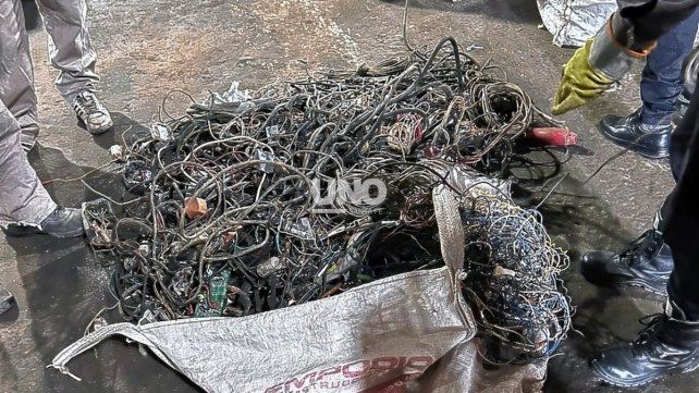 En barrio Los Hornos. En un operativo conjunto secuestraron gran cantidad de cables robados del alumbrado público de la ciudad. 