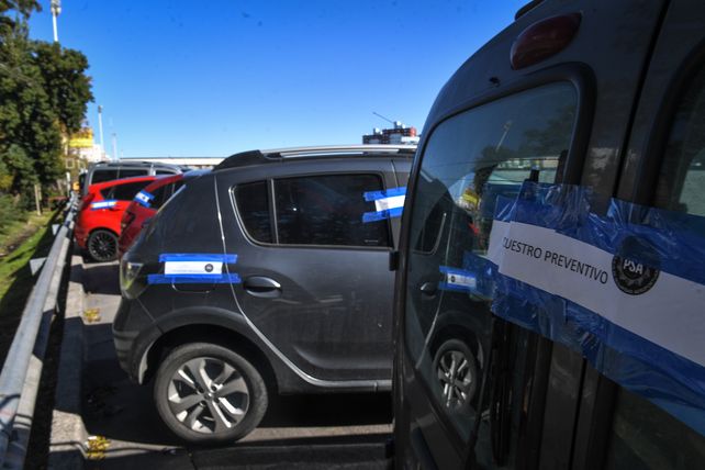 Algunos de los autos que fueron secuestrados en controles policiales.