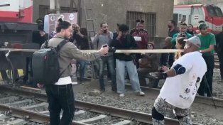 Triple récord Guinness: un luchador egipcio arrastró un tren con sus dientes