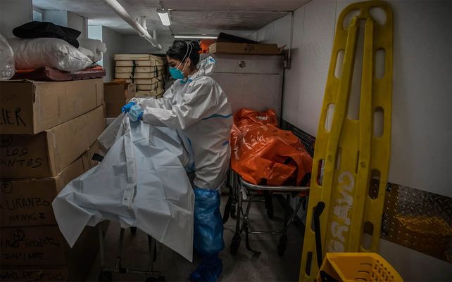 Un trabajador de una funeraria se ocupa de las víctimas del coronavirus
