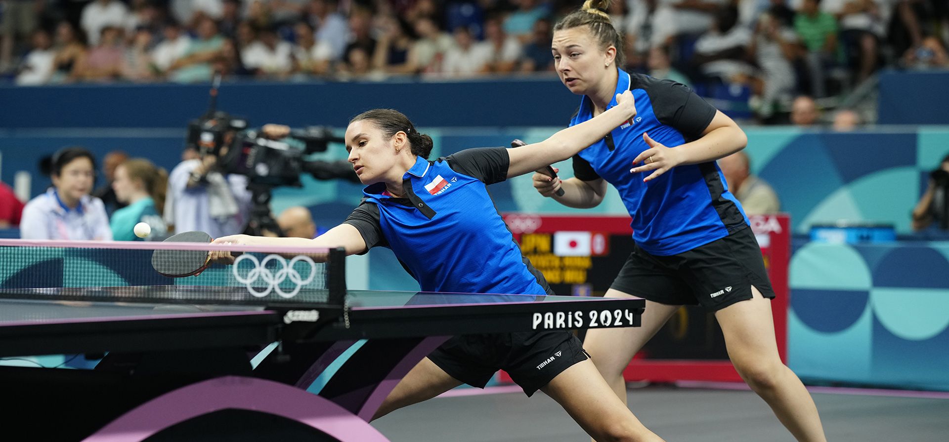 Zuzanna Wielgos, de Polonia, y Natalia Bajor juegan contra Miu Hirano y Hina Hayata, de Japón, durante un partido de octavos de final de tenis de mesa por equipos femeninos en los Juegos Olímpicos de Verano de 2024, el lunes 5 de agosto de 2024, en París, Francia. (Foto AP/Petros Giannakouris) Zuzanna Wielgos, de Polonia, y Natalia Bajor juegan contra Miu Hirano y Hina Hayata, de Japón, durante un partido de octavos de final de tenis de mesa por equipos femeninos en los Juegos Olímpicos de Verano de 2024, el lunes 5 de agosto de 2024, en París, Francia. (Foto AP/Petros Giannakouris)