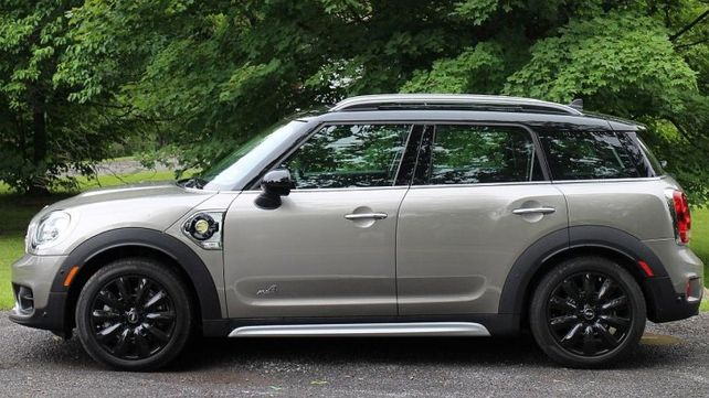 El ex empleado del Ministerio de Desarrollo Social Rodrigo Sbarra pasea en un Mini Cooper Countryman All4 valuado en casi $2 millones.