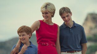 La actriz Elizabeth Debicki vuelve a ponerse en la piel de Diana, aquí con sus dos hijos, William y Harry.&nbsp;