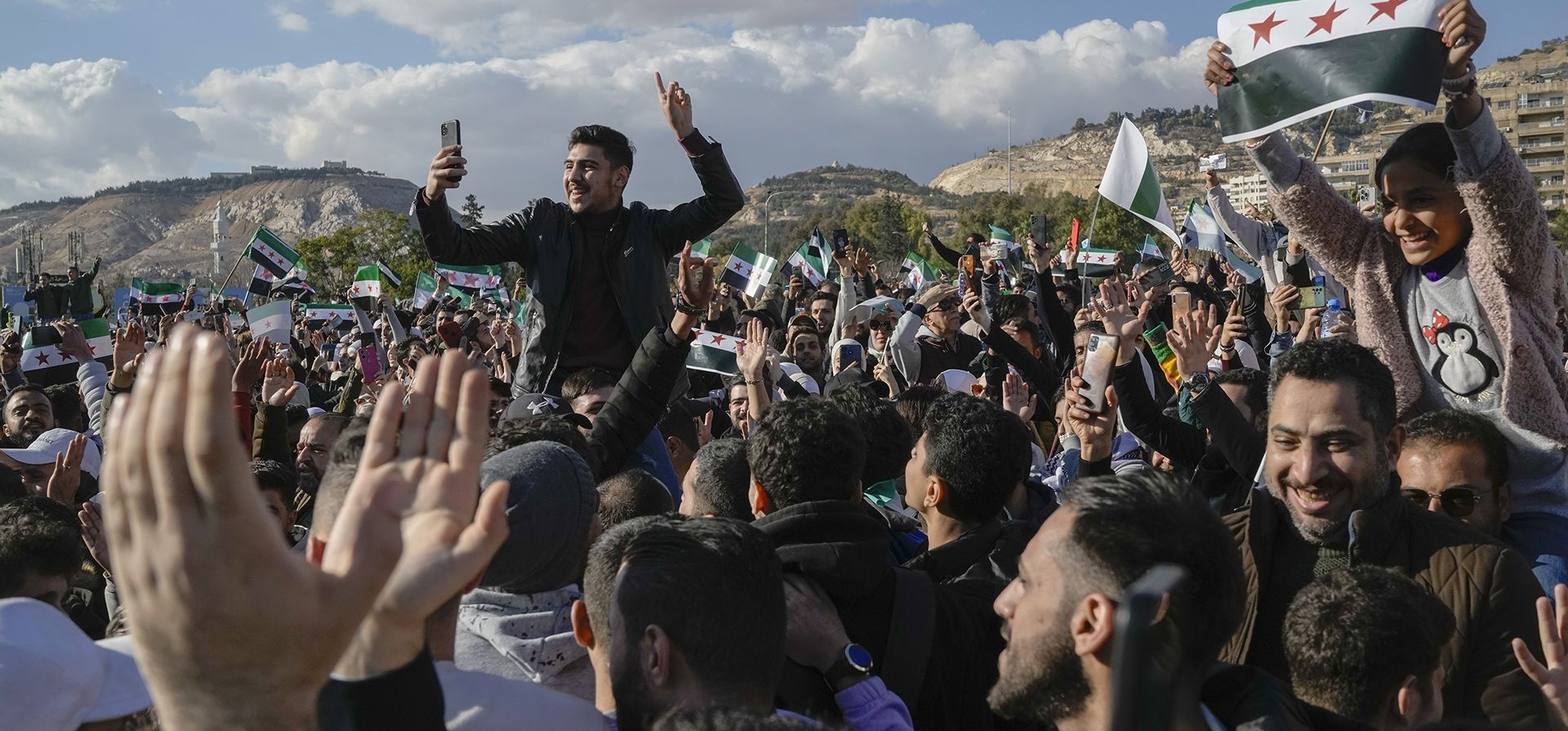 Los sirios celebran durante una manifestación tras las primeras oraciones del viernes desde el derrocamiento de Bashar Assad, en la plaza central de Damasco, Siria, el viernes 13 de diciembre de 2024. (Foto AP/Leo Correa) Los sirios celebran durante una manifestación tras las primeras oraciones del viernes desde el derrocamiento de Bashar Assad, en la plaza central de Damasco, Siria, el viernes 13 de diciembre de 2024. (Foto AP/Leo Correa)