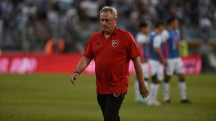Ricardo Lunari se retira frustrado rumbo al vestuario de Gimnasia. El DT de Newells tiene fuerzas para seguir.
