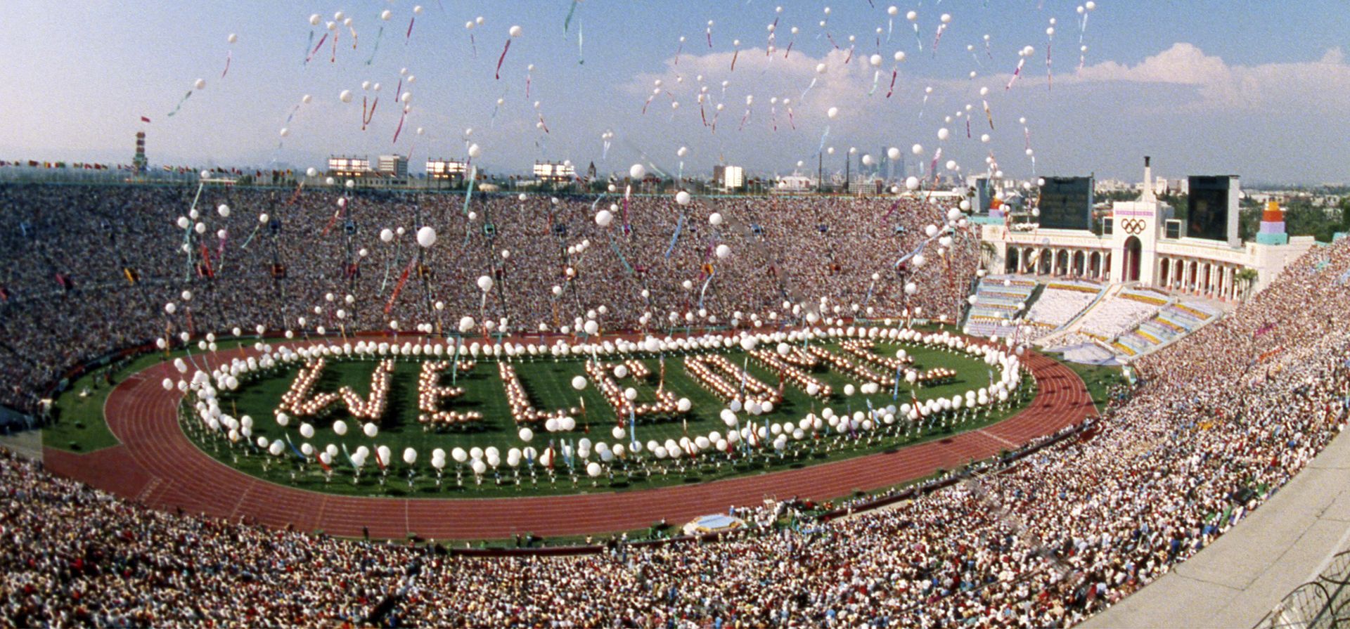Unos 1.200 globos de helio son lanzados al aire desde el campo del Memorial Coliseum de Los Ángeles el sábado 28 de julio de 1984 como parte de la ceremonia de apertura de los XXIII Juegos Olímpicos. (Foto AP/Dave Tenenbaum, Archivo) Unos 1.200 globos de helio son lanzados al aire desde el campo del Memorial Coliseum de Los Ángeles el sábado 28 de julio de 1984 como parte de la ceremonia de apertura de los XXIII Juegos Olímpicos. (Foto AP/Dave Tenenbaum, Archivo)