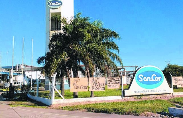 Urgencia. En la planta de quesos de Balnearia los obreros se manifestaron.