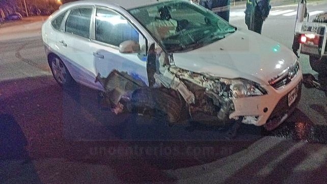 Borracho chocó con una luminaria que quedó muy dañada