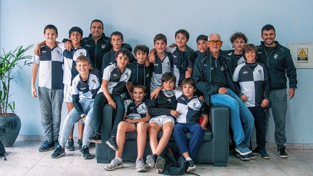 Los chicos y entrenadores de la M12 de Estudiantes