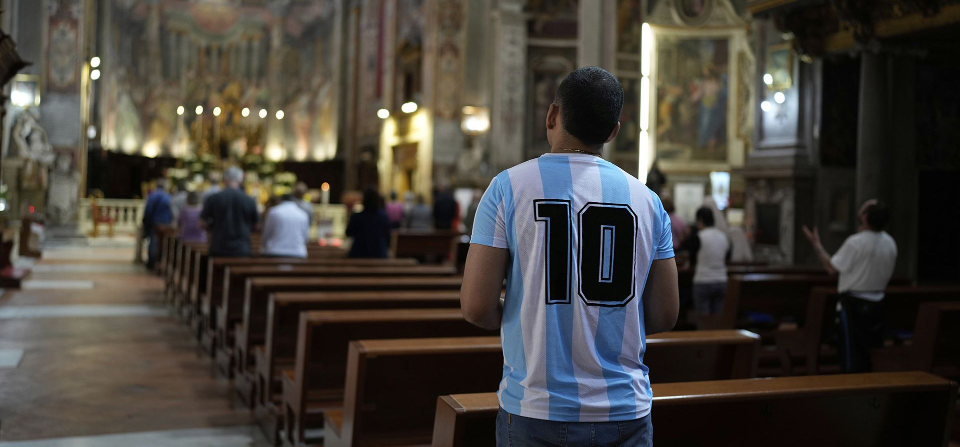 Un hombre con la camiseta argentina reza en la iglesia del Santo Spirito in Sassia, Santuario de la Divina Misericordia, en Roma, el martes 22 de abril de 2025. (Foto AP/Bernat Armangue) Un hombre con la camiseta argentina reza en la iglesia del Santo Spirito in Sassia, Santuario de la Divina Misericordia, en Roma, el martes 22 de abril de 2025. (Foto AP/Bernat Armangue)