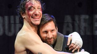 Nicolás Vázquez abraza a Lionel Messi, quien fue a verlo al teatro en un momento difícil que atraviesa el actor.