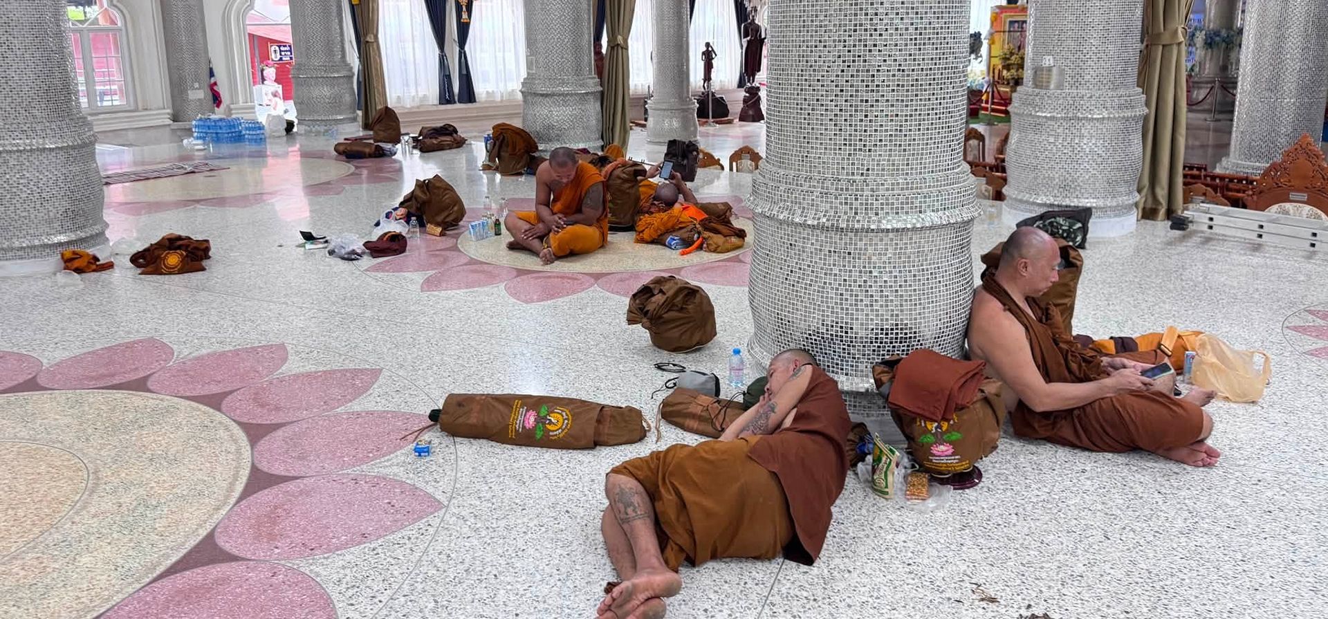 Monjes descansan en el templo Phu Manorom, en la provincia de Mukdahan, Tailandia, el jueves 2 de julio de 2026. (Templo Phu Manorom vía AP) Monjes descansan en el templo Phu Manorom, en la provincia de Mukdahan, Tailandia, el jueves 2 de julio de 2026. (Templo Phu Manorom vía AP)